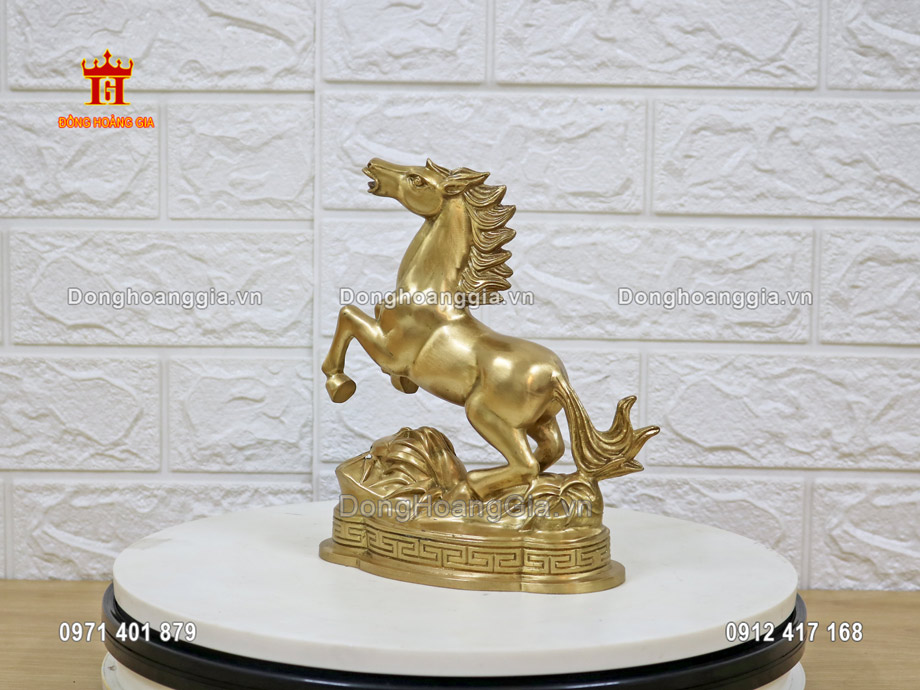 Tượng ngựa hý bằng đồng là linh vật phong thủy biểu tượng cho thành công và may mắn